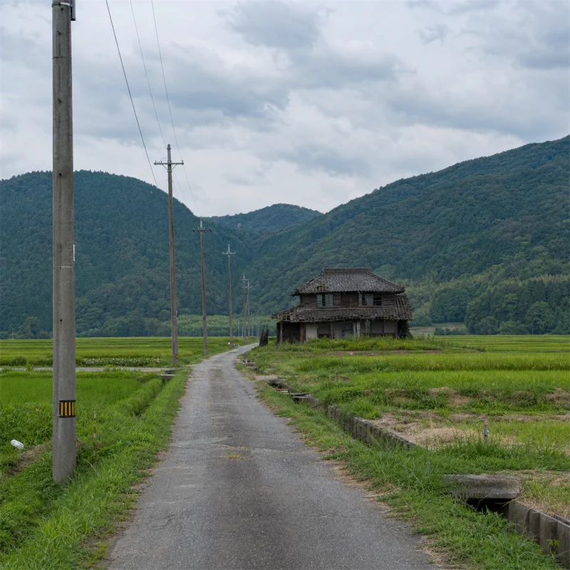 山間の田園に建つ古い空き家
