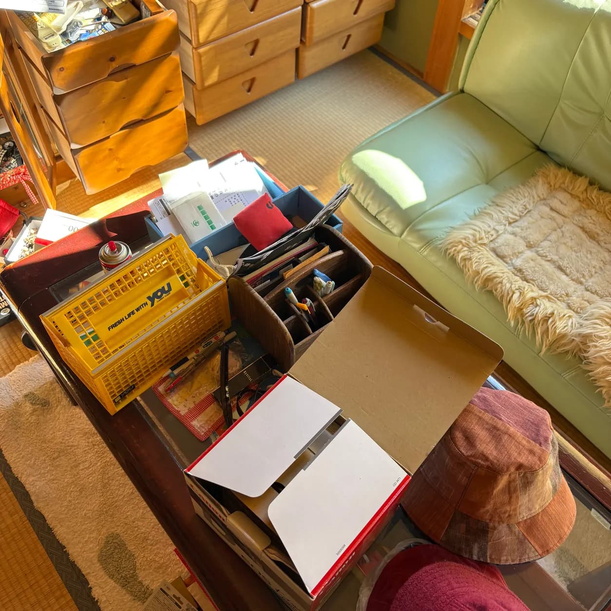 家財や荷物がそのまま残った和室の写真